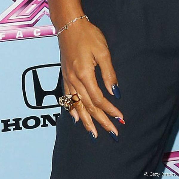Ao comparecer à festa que celebrou os finalistas do programa The X Factor, em novembro de 2013, Kelly optou pela filha única no dedo indicador